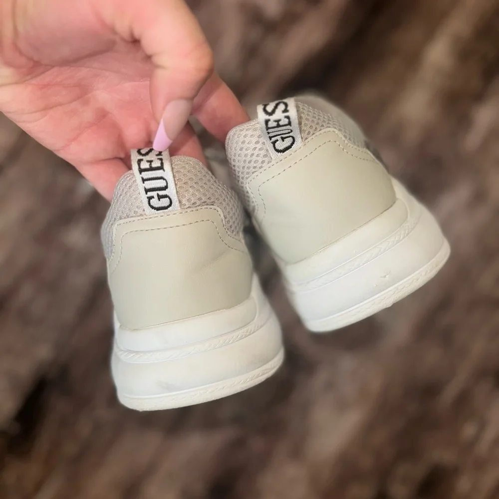 Guess walking shoes 👟